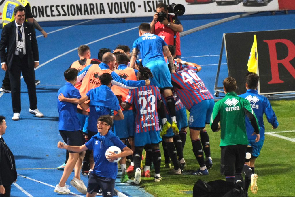 Il Catania mangia i lupi: gli etnei conquistano la vittoria nel match di andata contro l’Avellino